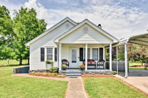 Picturesque Elkin Shady Oaks Farmhouse with Hot Tub